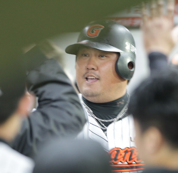 최준석 시즌 23호 아치를 쏘아올리고 있다.